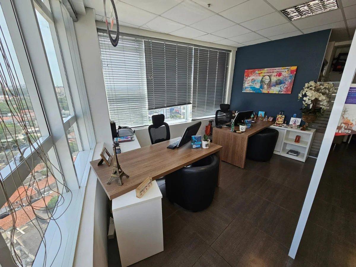 Linda sala comercial com divisórias em vidros